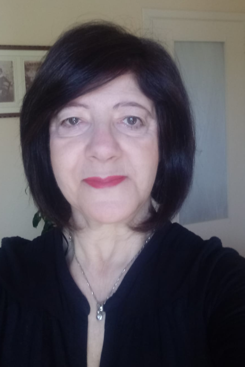 Sono un’insegnante. Insegno Italiano all’Istituto Torraca. Amo le cose semplici, le cose quotidiane. Amo molto il mio lavoro, soprattutto il rapporto che si crea con gli studenti. Uscirei alle cinque del mattino, per vedere la città che si risveglia. Da piccola mi divertiva fare la maestra e le corse in bicicletta. Vorrei essere in un posto in cui non ci siano falsità e ipocrisie: un posto che non c’è. Ho una famiglia meravigliosa. Sono abbastanza adulta e abbastanza ottimista. Affronto le novità come una sfida con me stessa. Sono diplomatica e molto leale. E mi gratifica molto aiutare gli altri.